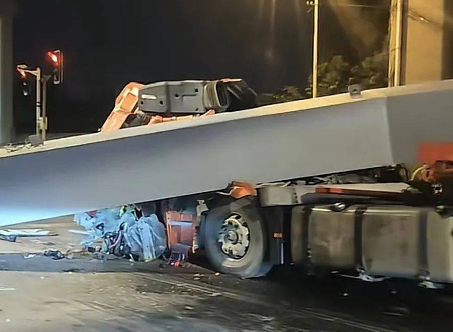事發(fā)上海寶山！貨車剎車時(shí)<strong></p>
<p>鋼笆片
</strong>，車載鋼構(gòu)件前沖撞翻駕駛室！現(xiàn)場一片狼藉:鋼笆片
